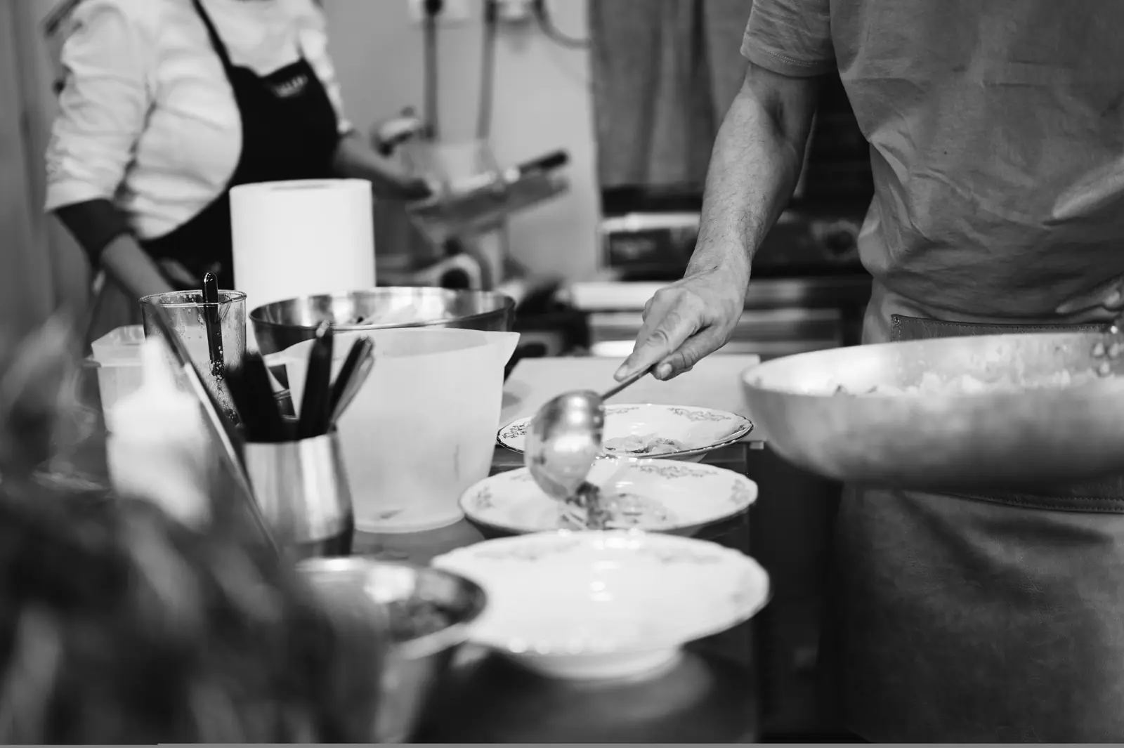 Chef durante la preparazione e l'impiattamento gourmet