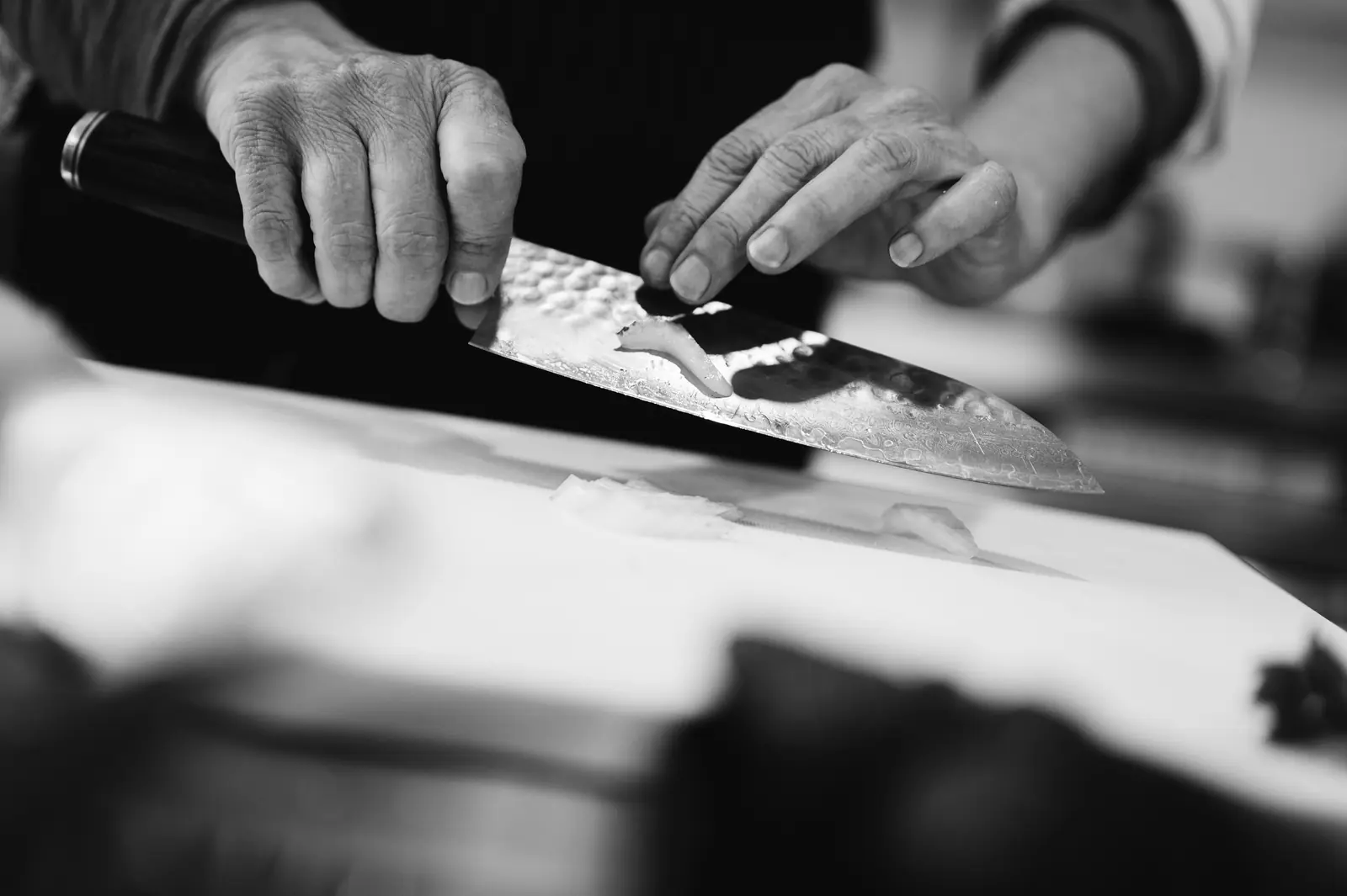 Preparazione artigianale e taglio di materie prime selezionate
