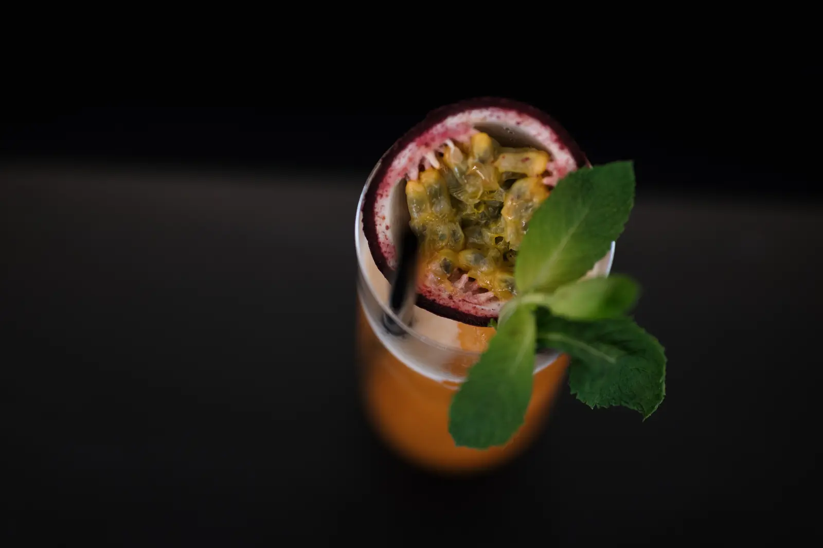 Cocktail gourmet esotico con passion fruit e aromi