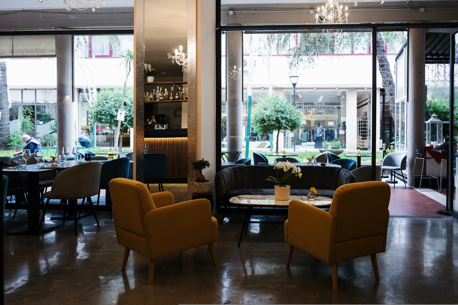 Area lounge con poltroncine di design e arredi ricercati